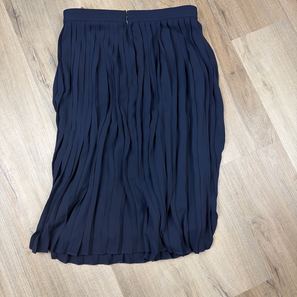 J Crew Navy Pleated Midi Skirt.  Zips Up the Back. Size 6P - Picture 3 of 3